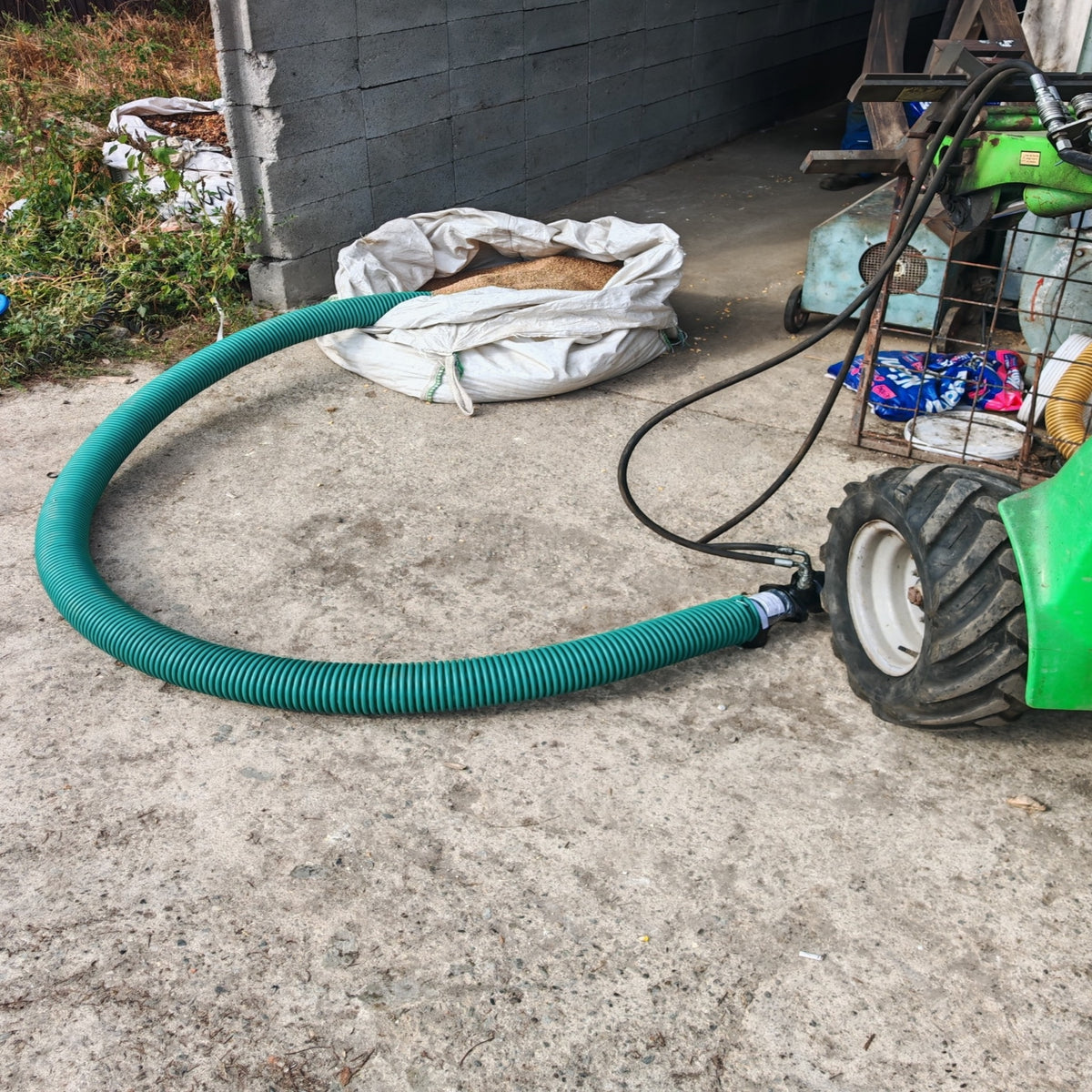 Hydraulic flexible screw conveyor - the best solution for no-electricity areas