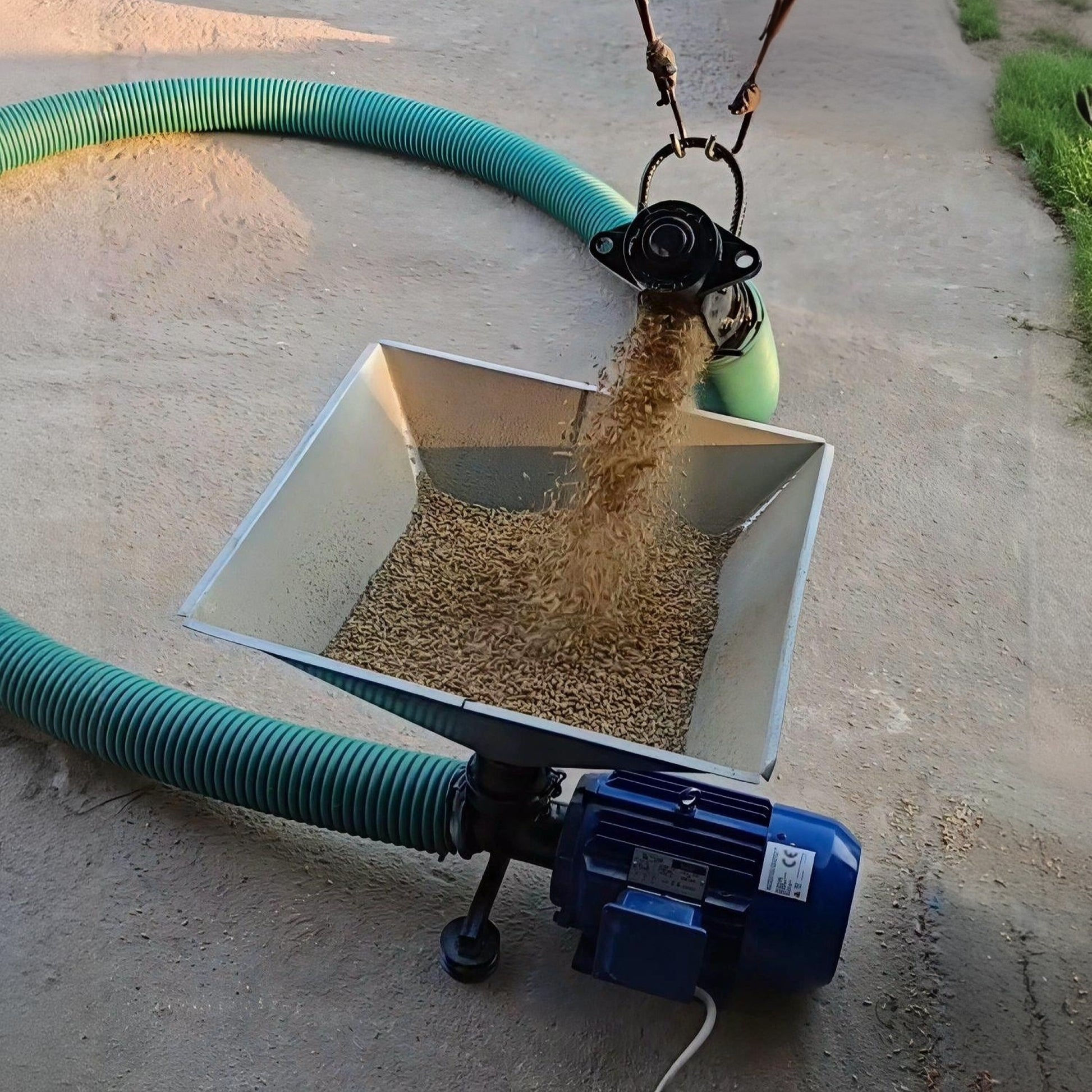 flexible screw conveyor hopper for sand