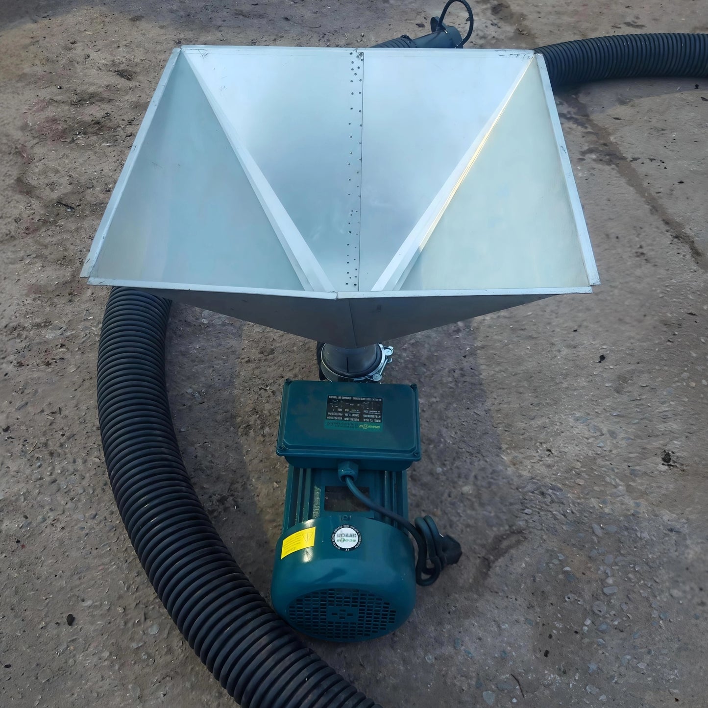 Flexible screw conveyor  for pellets