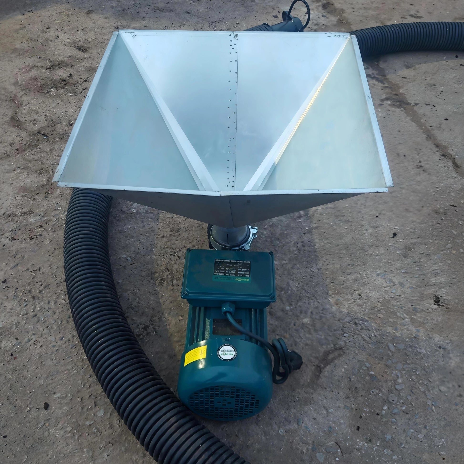 Flexible screw conveyor  for pellets