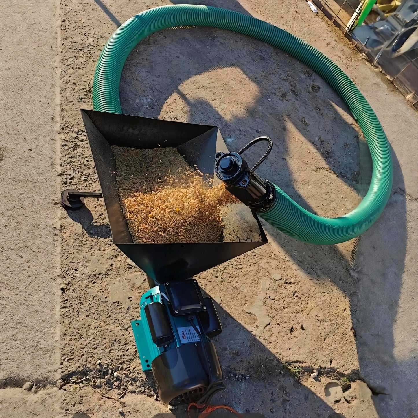 Flexible screw conveyor for corn